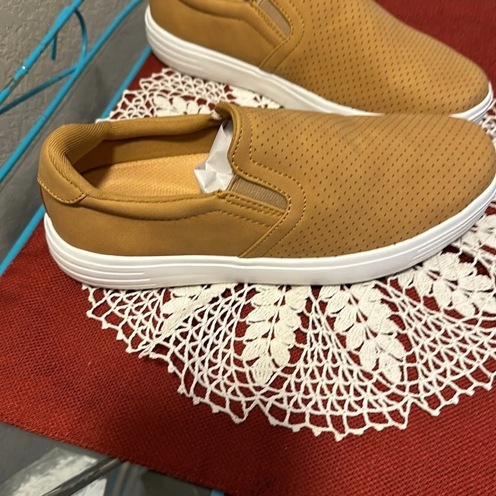 Nwt slip on sneakers. Comfort insole with padding. Size in EU sizing.
